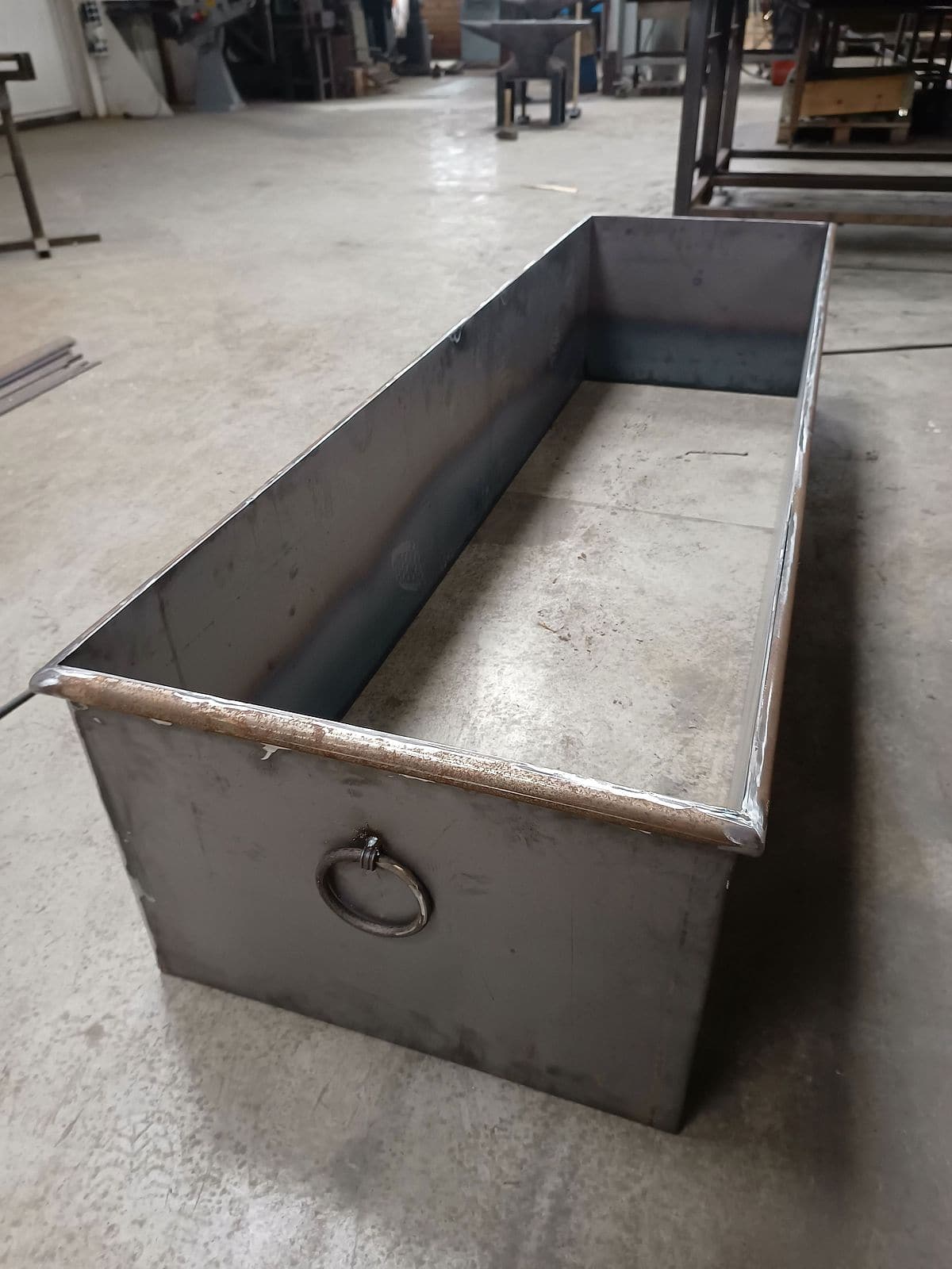 Stalen plantenbak op maat met gesmede ring als handvat