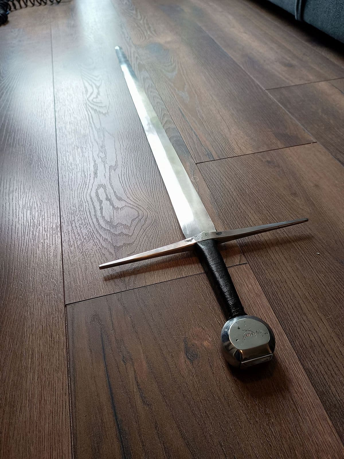Handgesmeed 15e-eeuws langzwaard met leren greep en gefacetteerde pommel